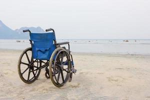 rolstoel Aan de strand in zomer foto