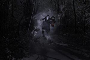 grimmig maaimachine in bos, halloween dag, geest marionet foto
