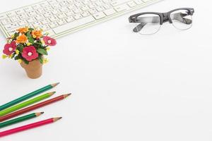 kleur potlood en toetsenbord en bloem pot, zaken concept foto