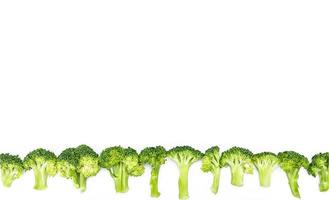 rauw broccoli Aan wit achtergrond foto