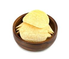 aardappel chips in houten kom geïsoleerd Aan wit achtergrond foto