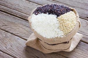 jasmijn rijst, grof rijst- en bessen rijst- in zak foto