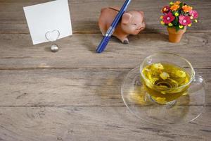 chrysant thee in een glas Aan hout achtergrond foto