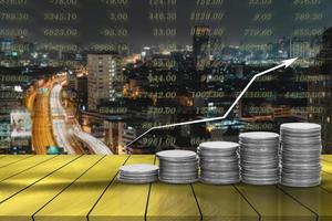 top gouden metaal bureau met gestapeld munten voor economisch groei en bedrijf concept foto