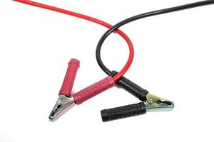 rood en zwart jumper kabels Aan wit achtergrond foto