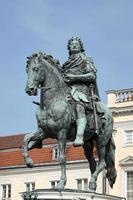 berlijn, duitsland, 2014. standbeeld van frederic de grote in het paleis van charlottenburg in berlijn foto