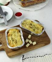 gebakken macaroni kaas met heet saus foto