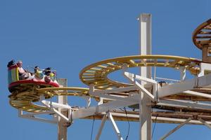 helder, oosten- sussex, uk - juli 15, 2022. visie van de toneel- spoorweg rijden Aan de pier in Brighton Aan juli 15, 2022. twee niet geïdentificeerd mensen foto