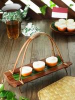 Indonesisch traditioneel voedsel zoet aardappel taart in houten bord foto