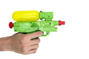 handen Holding geweer water speelgoed- Aan wit achtergrond. foto