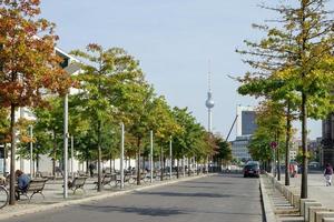 berlijn, duitsland, 2014. de berliner fernsehturm televisie toren in berlijn foto