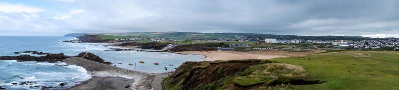 schilderachtig uitzicht op de kustlijn van Bude in Cornwall foto