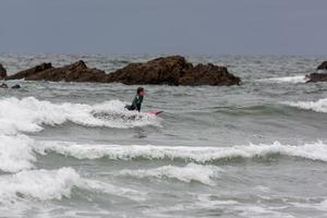 surfing in Cornwall in arm voorwaarden foto