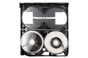 Open video cassette plakband Aan wit achtergrond. foto