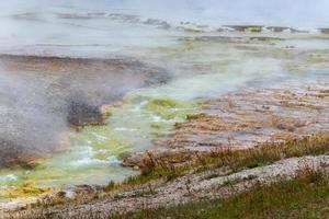 Overwinnen geiser krater in yellowstone nationaal park foto