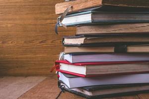 oud hardcover boeken Aan houten tafel. vrij ruimte voor tekst. foto