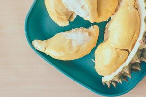 koning van fruit, top visie van durian Aan blauw bord. foto