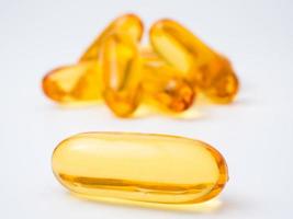 vis olie capsules Aan een wit achtergrond, vitamine d supplement, selectief focus foto