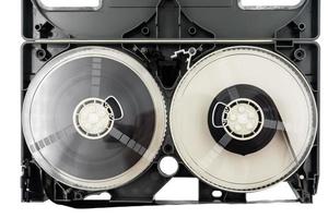 Open video cassette plakband Aan wit achtergrond. foto