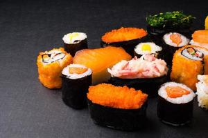 sushi reeks Aan zwart achtergrond, Japans voedsel. foto