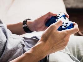 dichtbij omhoog van een jong gamer spelen de video spel met een joystick. foto