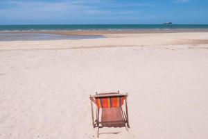 rood canvas stoel Aan de strand. foto