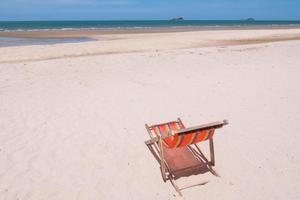 rood canvas stoel Aan de strand. foto