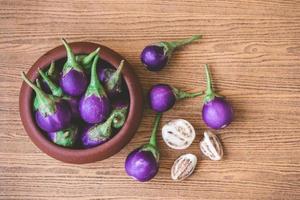 vers Purper aubergines Aan houten tafel. foto