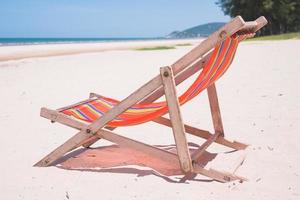 rood canvas stoel Aan de strand. foto