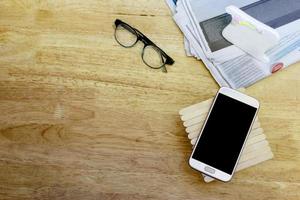 mobiel slim telefoon Aan bureau foto