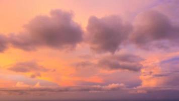 dramatisch zonsondergang lucht met wolken. vervagen of onscherp afbeelding. foto