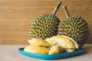 koning van fruit, durian Aan houten achtergrond. foto