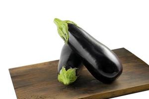 twee vers geplukt aubergines Aan een oud houten oppervlak. foto