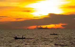 zonsondergang strand silhouet vrij stijlen vakantie, water lucht en mensen. foto