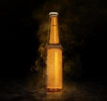 bier fles met water druppels Aan de bruin kleur rook zwart achtergrond foto