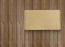 karton doos Aan houten vloer, top visie. ruimte voor tekst foto