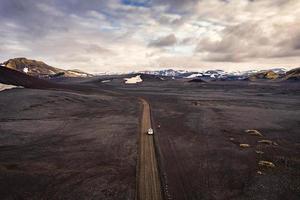 zwart vulkanisch woestijn Aan wildernis met 4x4 voertuig auto geparkeerd in landmannalaugar Bij IJslands hooglanden foto