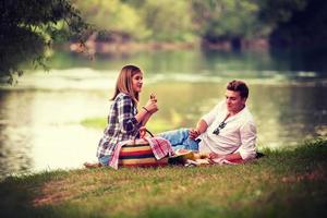 paar in liefde genieten van picknick tijd foto