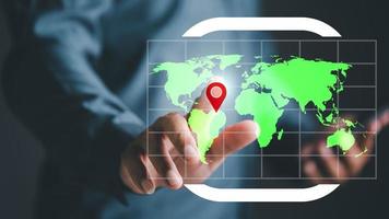 bedrijf mensen gebruik online kaart technologie naar vind een plaats door de virtueel scherm. bestemming plaats concept, GPS navigatie door modern apparaten. foto