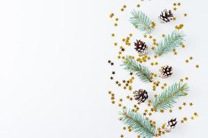 Kerstmis achtergrond gemaakt van pijnboom kegels en Spar boom foto