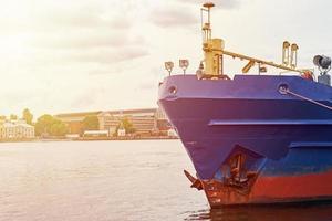 dichtbij omhoog van lading schip in de haven foto