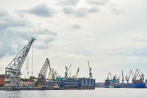 werken kraan brug in scheepswerf en lading schepen in een haven foto