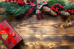 Kerstmis decor Aan een houten achtergrond. nieuw jaar, vakantie stemming, groen net takken, decoraties sterren, geschenk doos, Kerstmis boom, sneeuwvlokken, kegels. kopieerruimte, eco vriendelijk achtergrond, vlak leggen foto