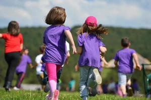 gelukkig kinderen groep hebben pret in natuur foto