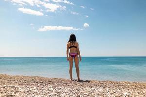 het meisje ligt te zonnebaden op het strand foto