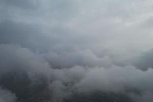 door de regen wolken over- de Brits stad- foto