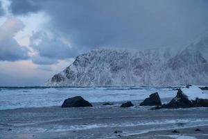 Noorse kust in de winter met sneeuw slecht bewolkt weer foto