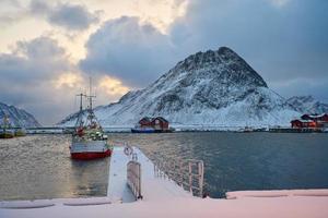 traditionele Noorse vissershutten en -boten foto