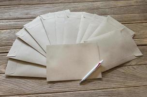 bruin brief omhullen met pen Aan houten tafel,filter effect foto