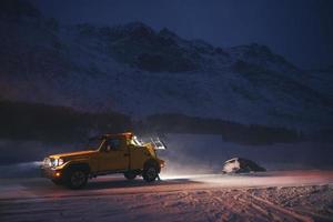 auto wordt gesleept na ongeval in sneeuwstorm foto